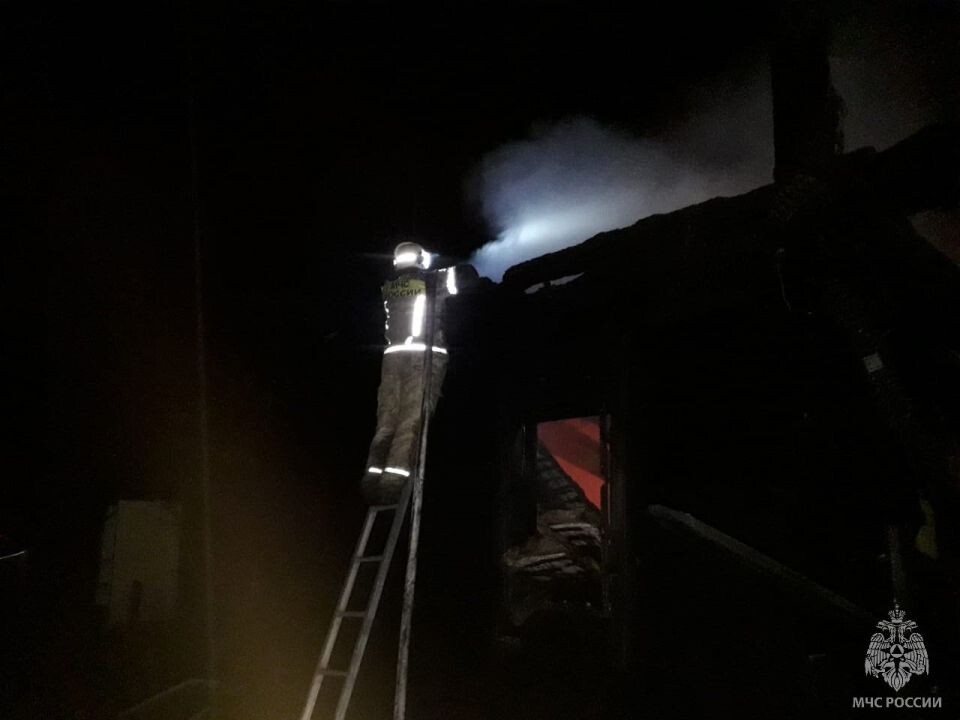    Пожар в Старотырышкино. Источник: t.me/mchs_altkray