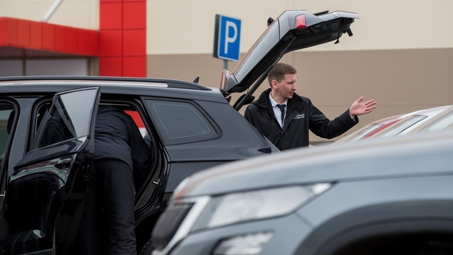    Работа дилеров в автосалонах Петербурга Автор фото: Ермохин Сергей