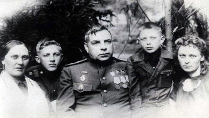 Николай Иванович Крылов с женой и детьми. Май 1943 г.
