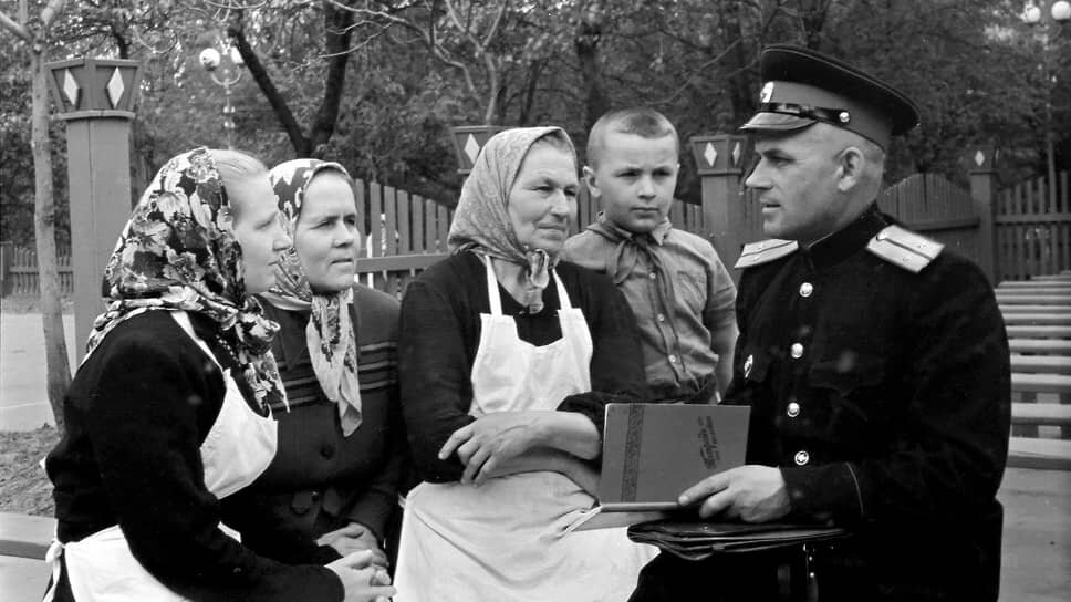 1956 год. Участковый беседует с дворниками о необходимости соблюдения паспортного режима.📷Фото: МАММ / МДФ / russiainphoto.ru