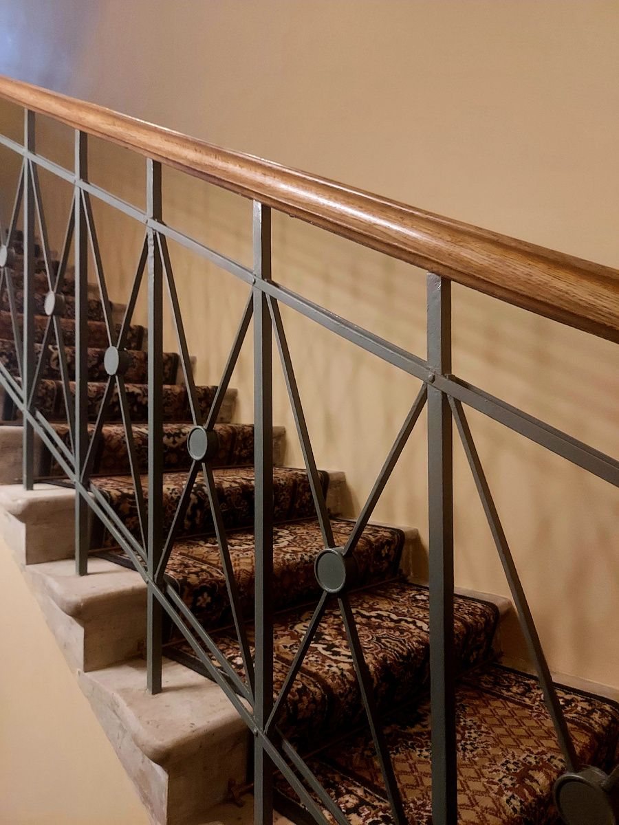 Лестница с перилами в стиле ар-деко