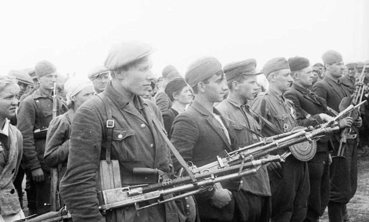 Фотография с Партизанского парада 1944 года