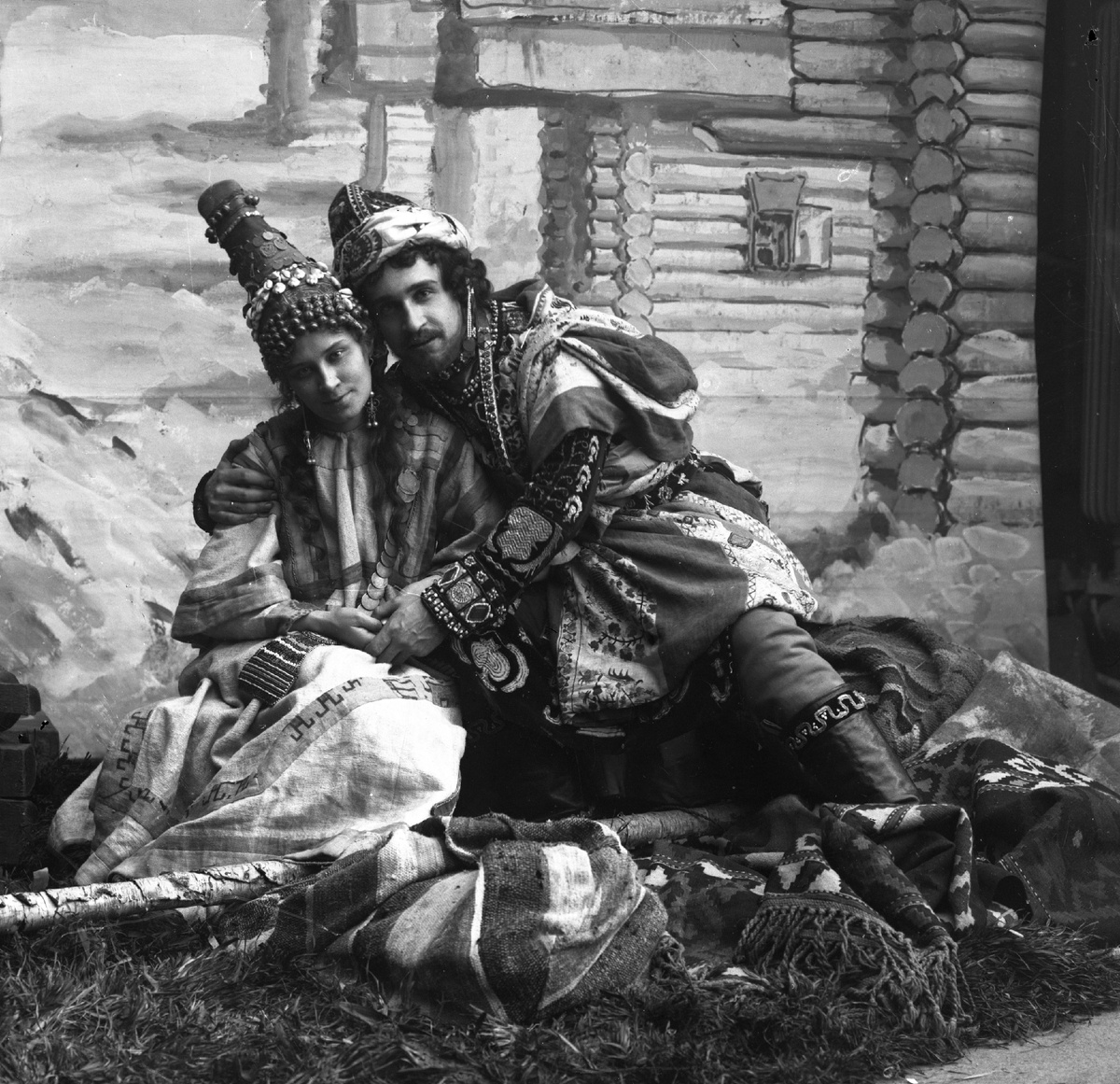 Сцена из спектакля «Снегурочка»: Мария Роксанова – Купава, Александр Кошеверов – Мизгирь. 1900 г.