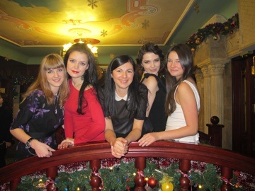 Я крайняя девушка справа в светлом платье. На фото мне 22 года, и я одна из самых молодых сотрудниц компании.