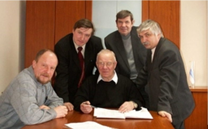 На фото: руководитель предприятия Булатов В.В. (в центре) и ведущие специалисты компании Клочков В.А., Горохов М.В., Ощепков Г.И., Налдаев Н.Д. (слева направо)