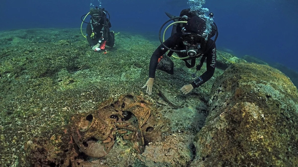 Дайверы исследуют одно из затонувших кораблей