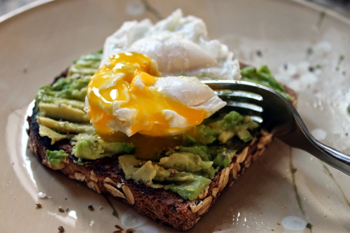 Хрустящий тост с нежной «намазкой» из авокадо и яйцом