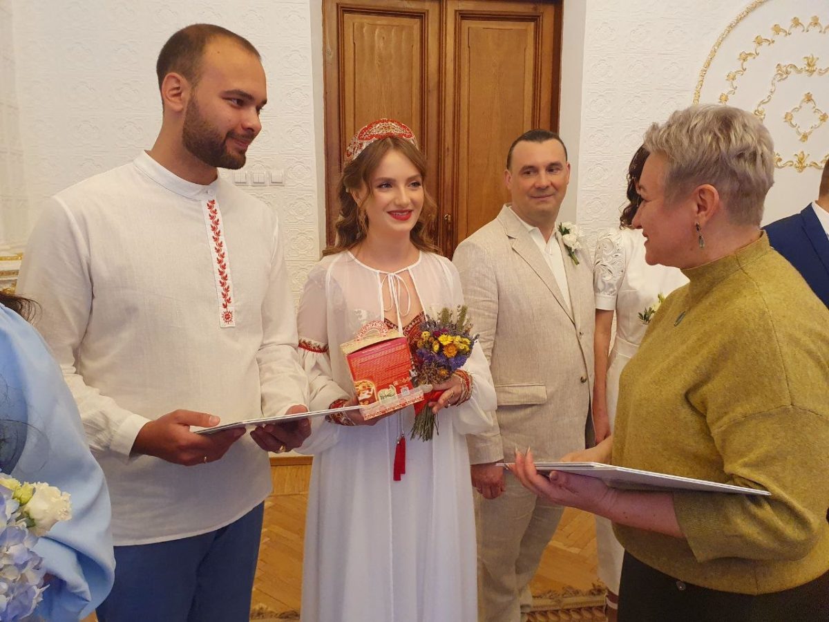    Нижегородский Дом бракосочетания на Красную горку провел регистрацию 9 пар по традициям русского свадебного обряда