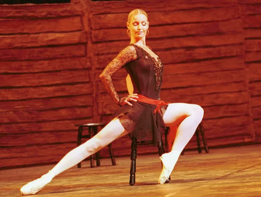 Небольшое пояснение: все описанное происходило в то время, когда прима балета была вот такой стройной скромной девушкой. Фото взято с сайта: volochkova-teatr.rukamisami.ru 