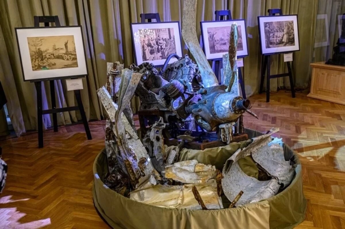    Самолет в театре.