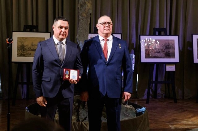    Вручение награды Руслану Хисамову. Фото: Следственный комитет России