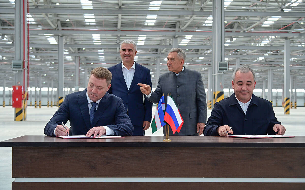 В присутствии Рустама Минниханова и Хокима Бухарской области Ботира Зарипова состоялось подписание соглашений о намерении реализовать инвестиционные проектыФото: rais.tatarstan.ru