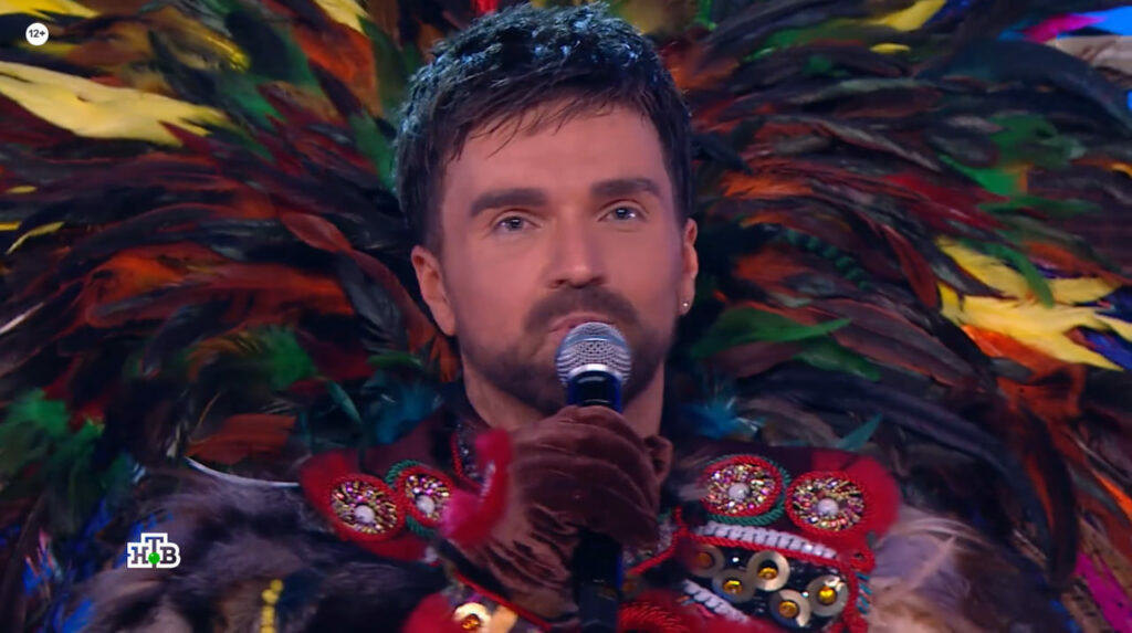 Александр Сергеевич Панайотов —  российский, украинский певец, композитор, поэт, телеведущий и автор-исполнитель.Победитель шоу "Маска" 28.04.2025. Костюм вождь.