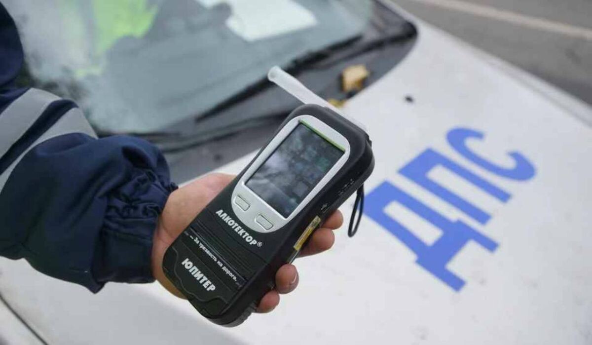     Сотрудник ДПС с алкотектором. Источник: kp.ru Автор фото: Светлана Маковеева