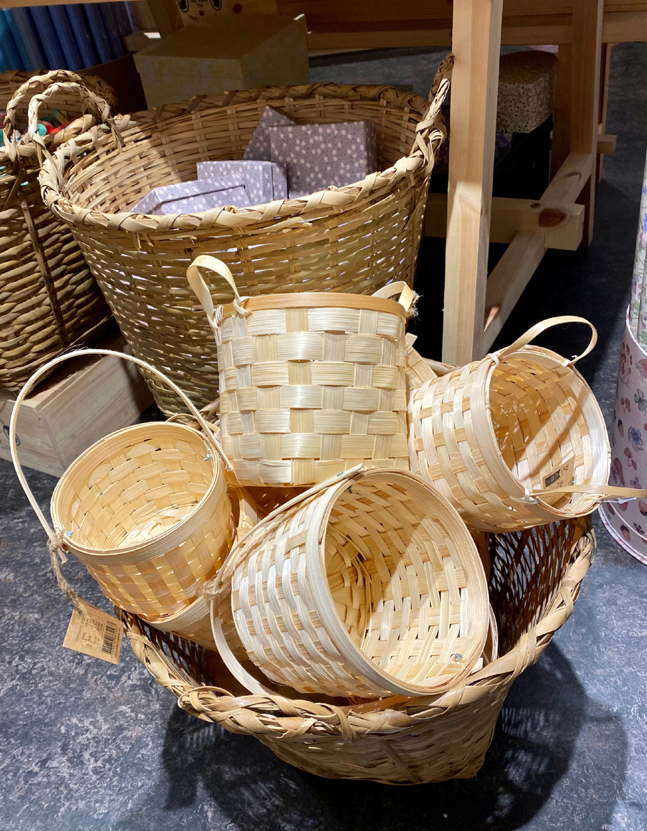 Маленькие корзинки в местном магазинчике отдаленно напоминают мою -ягодную. 