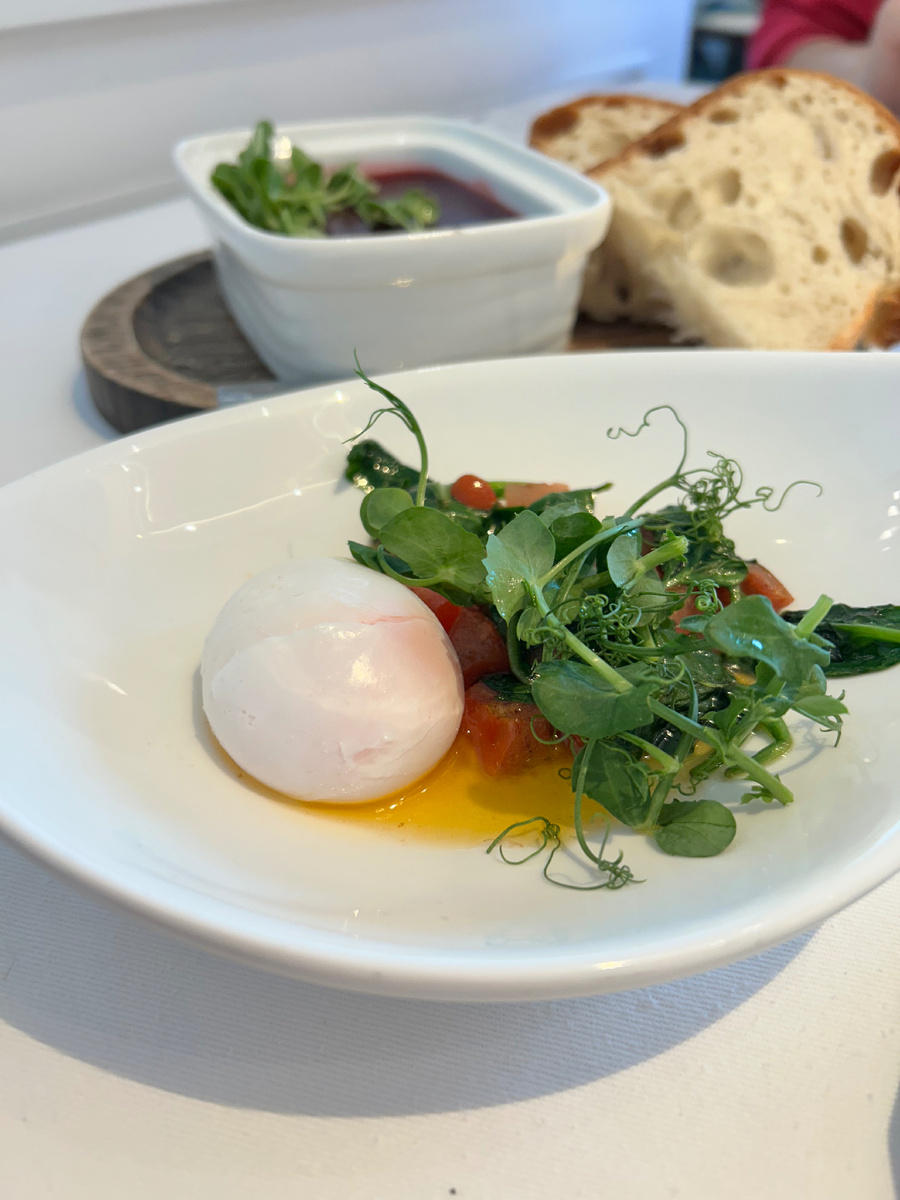 Идеальное яйцо-пашот в ресторане Dr. Живаго