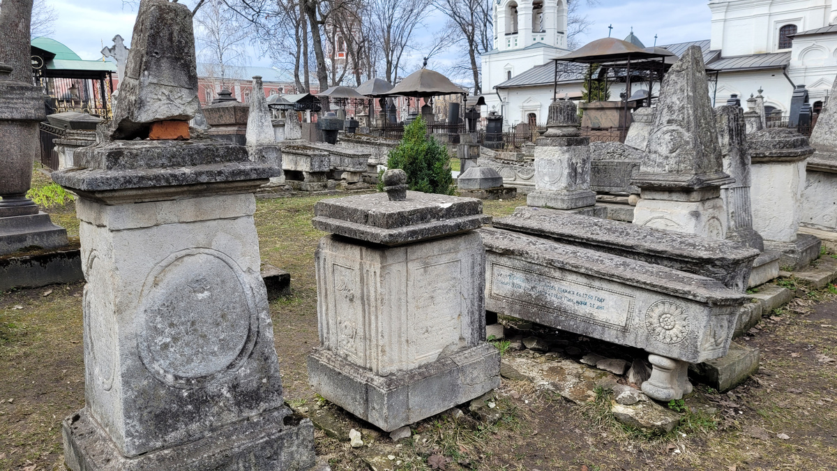 Два неизвестных, затем - Салтыковы, еще один неизвестный и еле видно надгробие П.П. Бибикова