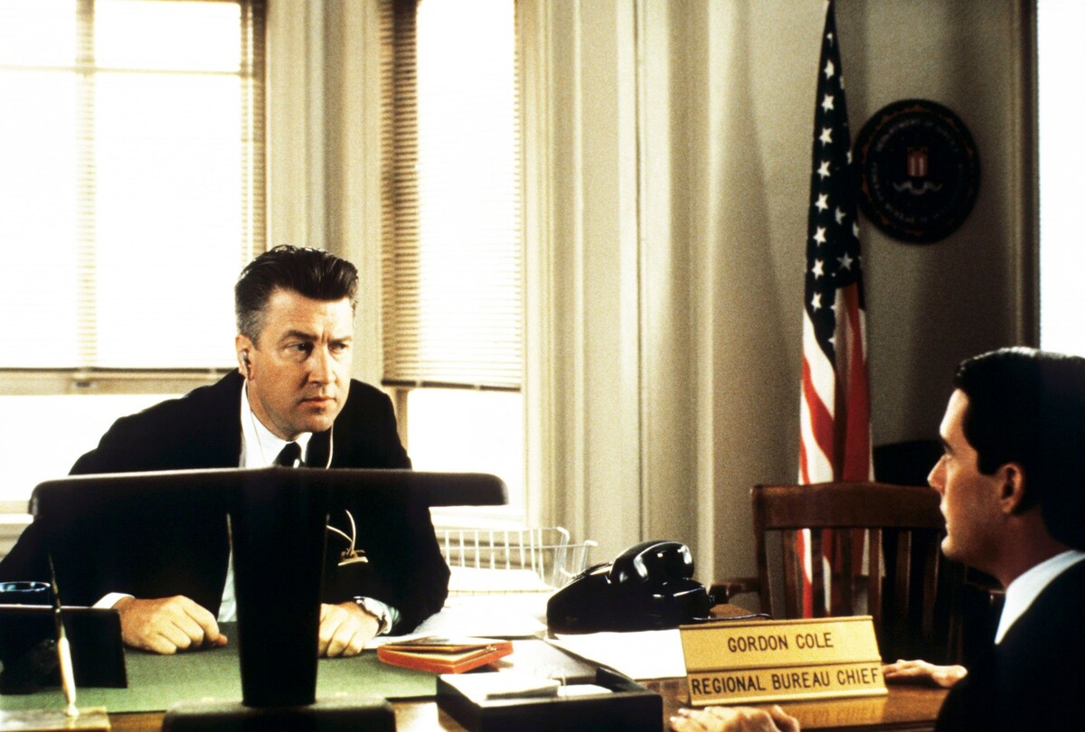 Дэвид Линч и Кайл Маклахлан в образах заместителя директора ФБР Гордона Коула и специального агента Дейла Купера соответственно в фильме-приквеле Твин Пикс 1992 года "Огонь, пройди со мной"