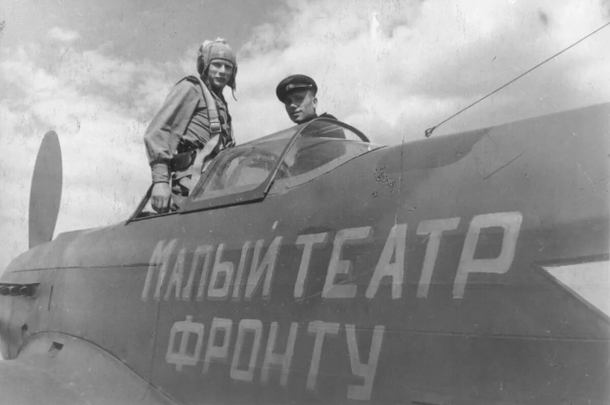    В Малом театре установили настоящий самолет