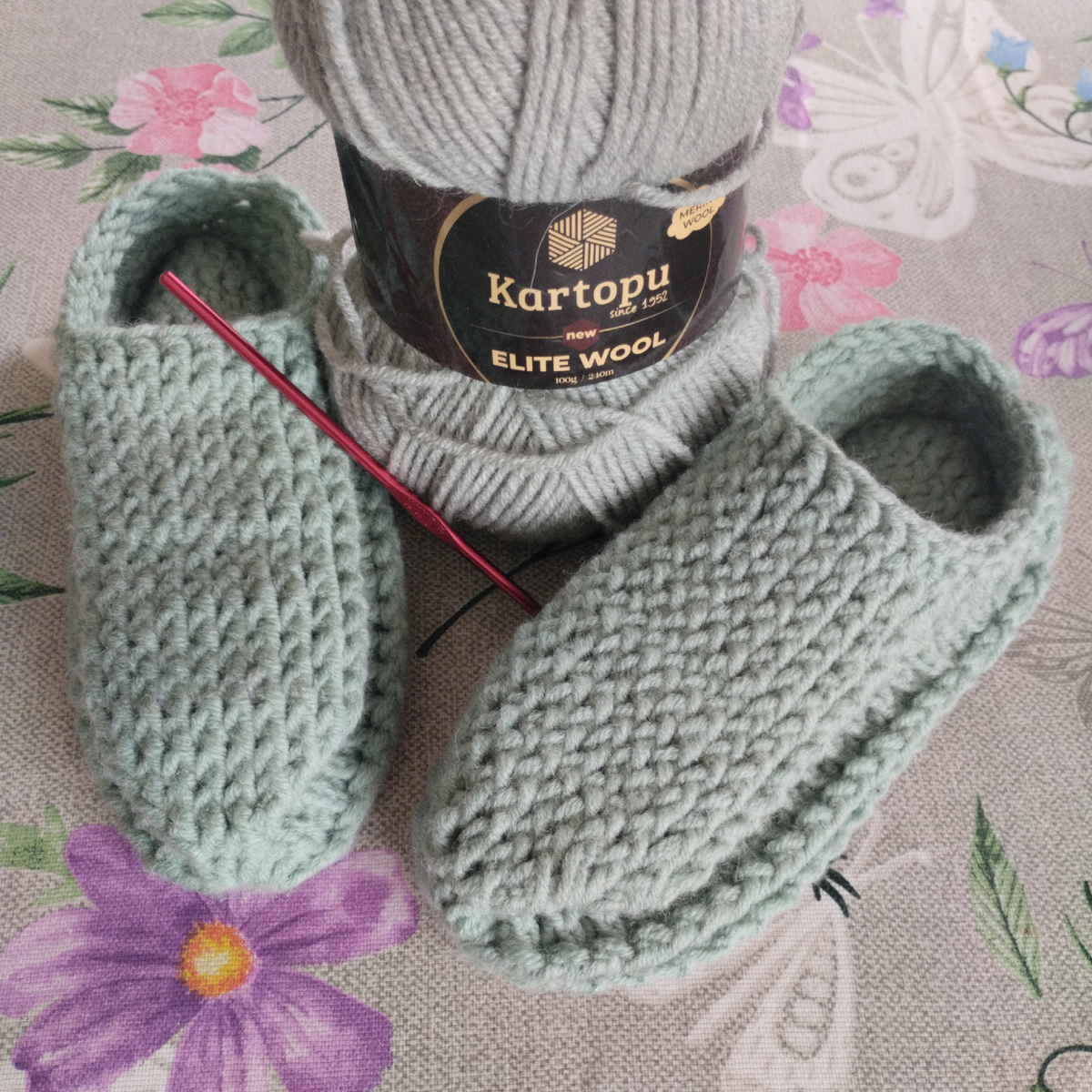 Это самые первые.Один моток извязан в ноль.Получились как тапочки.