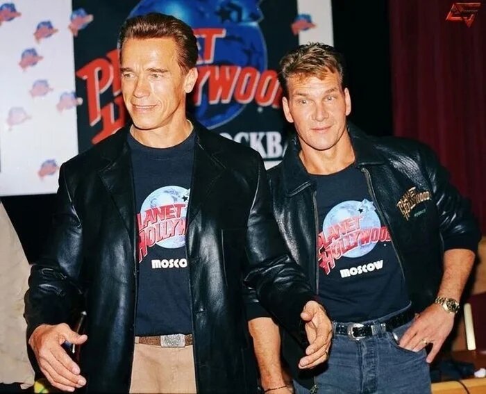 Арнольд Шварценеггер и Патрик Суэйзи на открытии ресторана "Планета Голливуд" в Москве, 1996 год. (Фото взято из открытых источников)