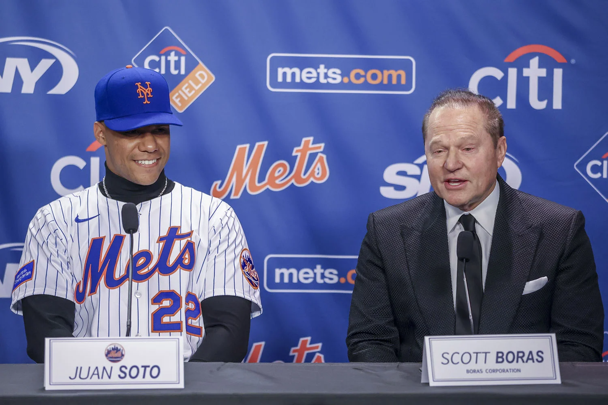 Скотт Борас (справа) на пресс-конференции о подписании контракта с "Нью-Йорк Метс" (Фото EPA·TASS)