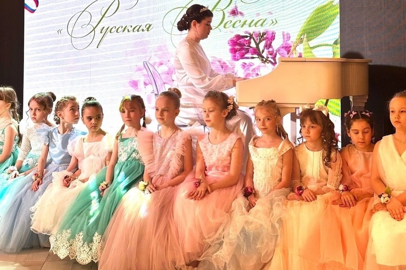    27 апреля в зале торжеств "Платина холл" прошел восьмой весенний благотворительный бал "Русская весна