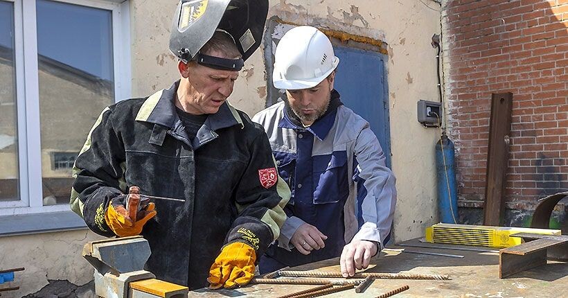 Кровельщик Иван Шарин и бетонщик, а сейчас мастер цеха, Тимофей Плетнёв получили новую профессию — электрогазосварщика — по национальному проекту. 