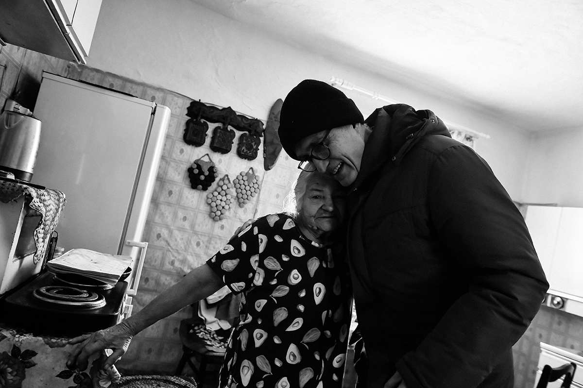 Половинное — деревня в Барабинском районе Новосибирской области. Отец Дитмар у прихожанки Моники Фот
Фото: Владислав Некрасов для ТД