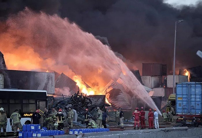 Пожарные тушат огонь после взрыва в порт рядом с южным портовым городом Бендер-Аббас, 27 апреля 2025 г., Иран (Фото: The Canadian Press)