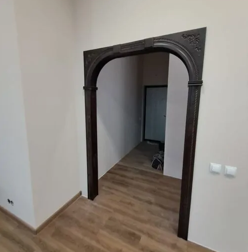 Темная арка придаст интерьеру солидности