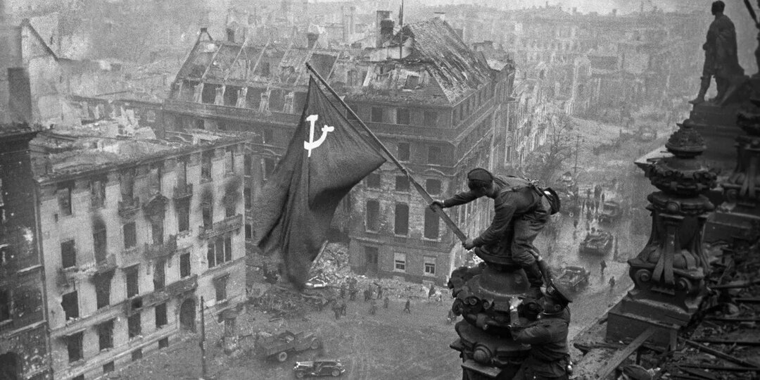 Советские войска водрузили Знамя Победы над рейхстагом