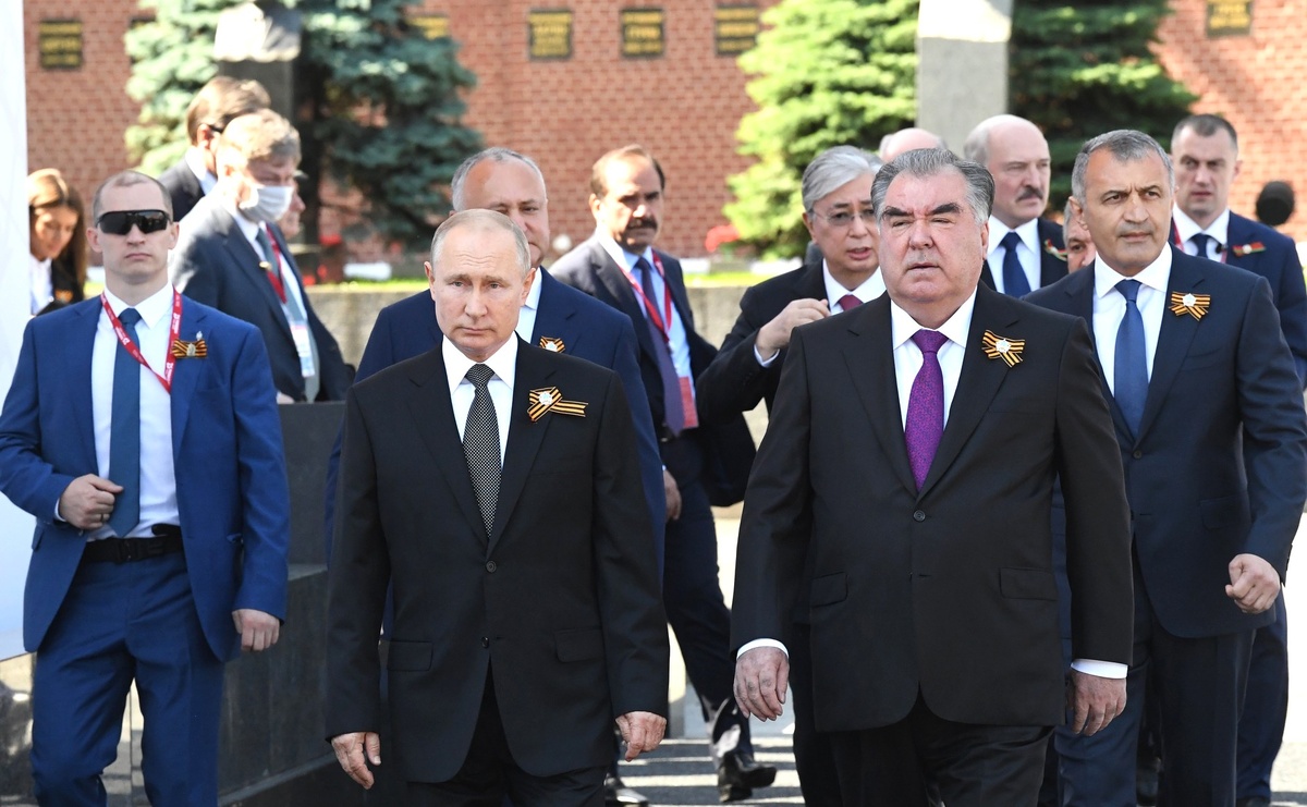 Источник http://static.kremlin.ru/media/events/photos/big2x/pESAXPJJ0HEOgK6K9awd4aFbVZWnIY9T.jpg