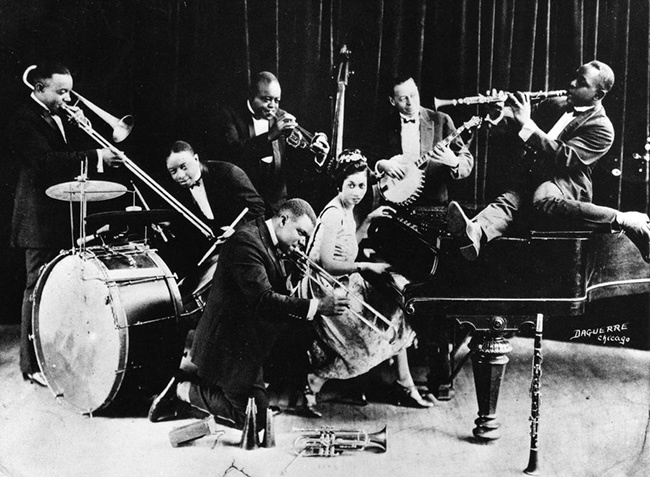 Joe «King» Oliver band - 1920 году он собрал свой первый оркестр, коллектив под названием «Креольский джазовый оркестр Кинга Оливера»
