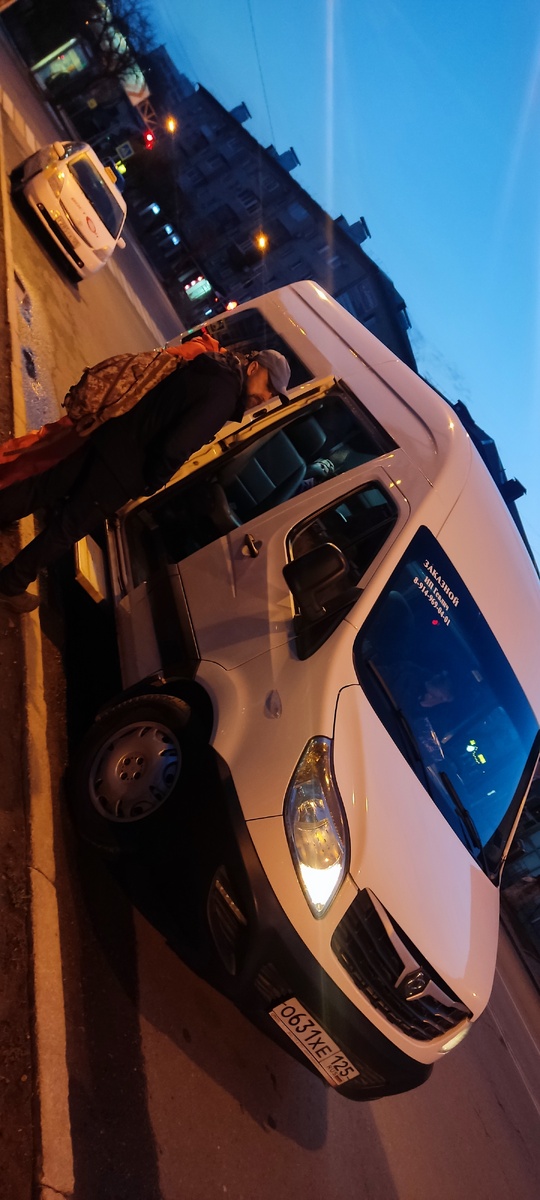 Автобус перед выездом. Это галерея фото, листай дальше ⇒