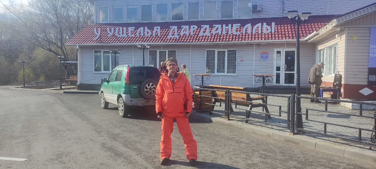 Батя на фоне кафе