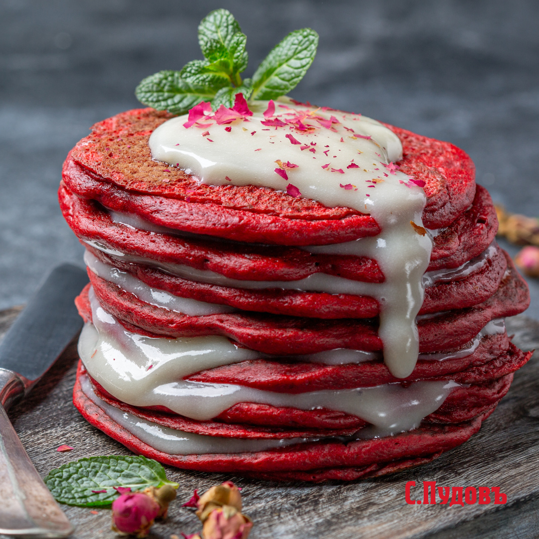 Панкейки «Красный бархат» с топпингом из крема чиз