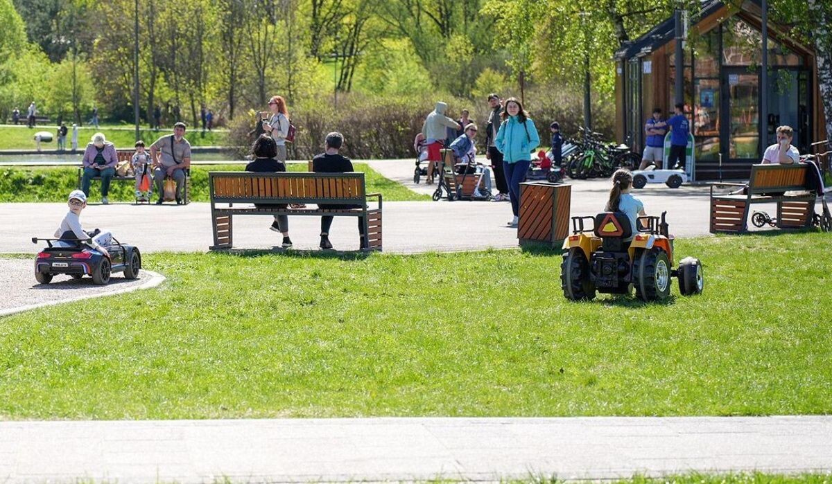     Люди в парке. Источник: mos.ru Автор фото: Пресс-служба Мэра и Правительства Москвы