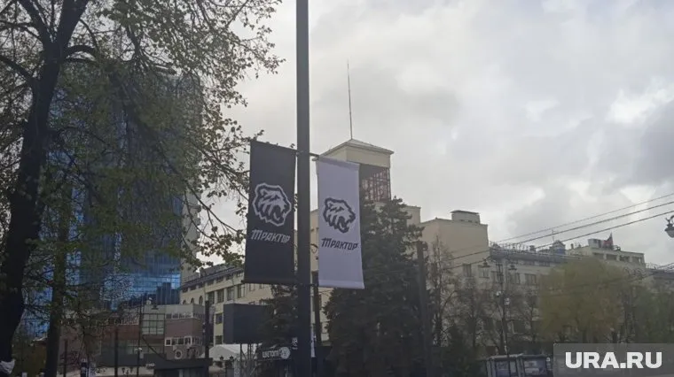 Символикой «Трактора» украсили главную пешеходную улицу Челябинска
Фото: Алина Яковлева © URA.RU