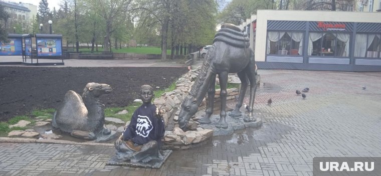 Скульптуры на «Кировке» одели в джерси команды
Фото:Алина Яковлева © URA.RU