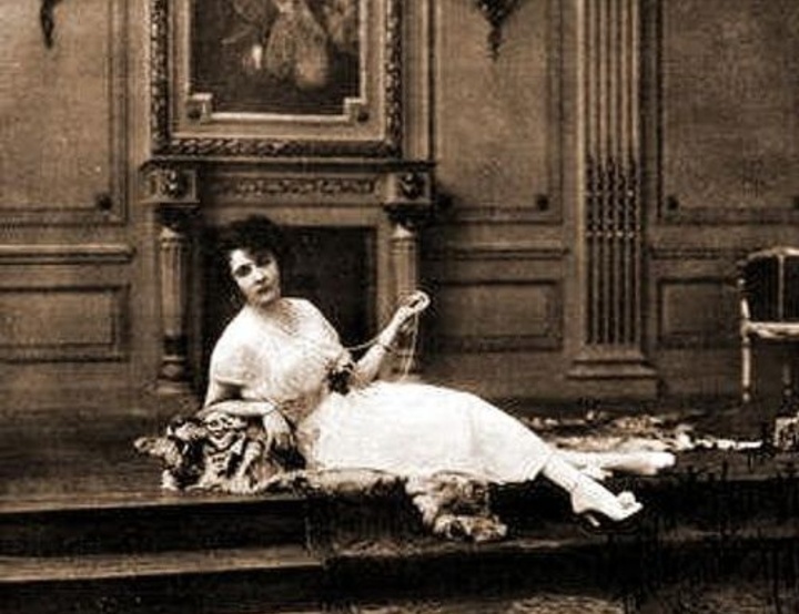 Назли  во дворце 