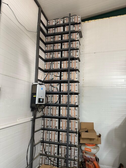 Раньше, когда только зарождалась услуга замены штатных ячеек Nissan Leaf на китайские CATL, нужно было привезти машину в сервис, батарею в корпусе отправляли куда-нибудь на запад, там ее перепаковывали и отправляли обратно заказчику. Сейчас клиентов ждут уже собранные на катловских ячейках батареи в «подменных» (по сути, родных лифовских) корпусах. А снять–поставить батарею опытным специалистам, как вы помните — дел минут на 20. Сейчас услуга — одна из самых востребованных среди любителей Лифов, даже можно говорить о конкуренции. Но и качество услуг ожидаемо плавает. Мало собрать элементы и упаковать — отдельного разговора заслуживают CAN-мосты и контроллеры батарей. Их тоже нужно настраивать
