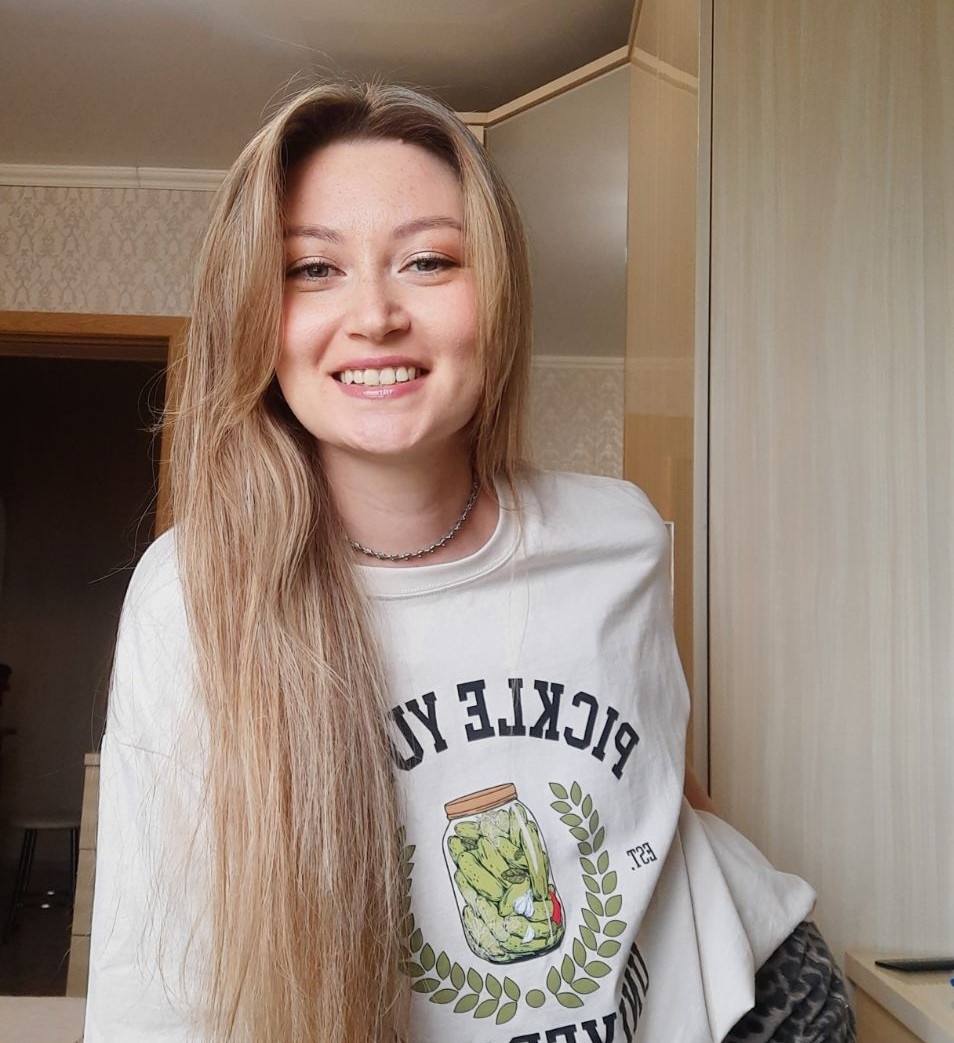 Фото автора. Надпись на футболке "pickle yummy university" - университет вкусных маринованных огурчиков. Теперь заканчиваем такие университеты)))