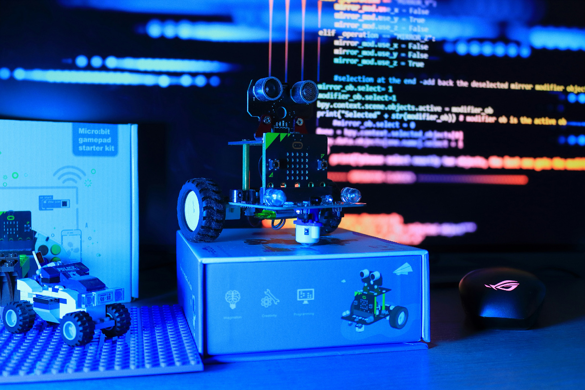 Почему хакерам важно знать программирование, работать с устройствами и разбираться в робототехнике