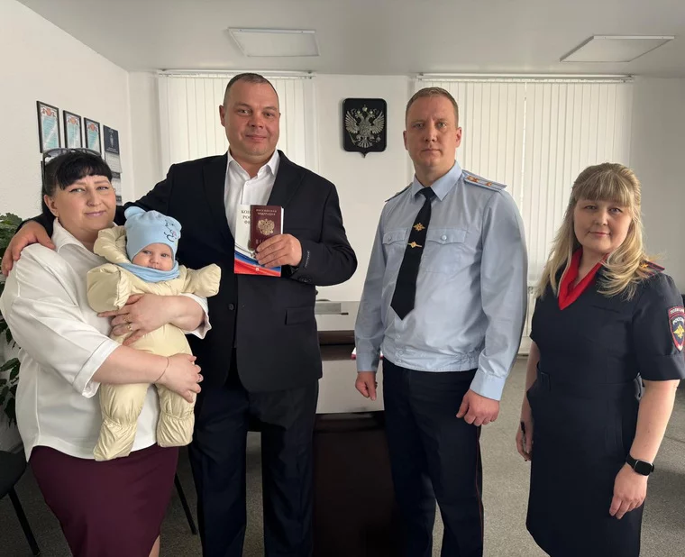 Мужчина с семьей и паспортом
Фото: предоставлено Валерием Горелых