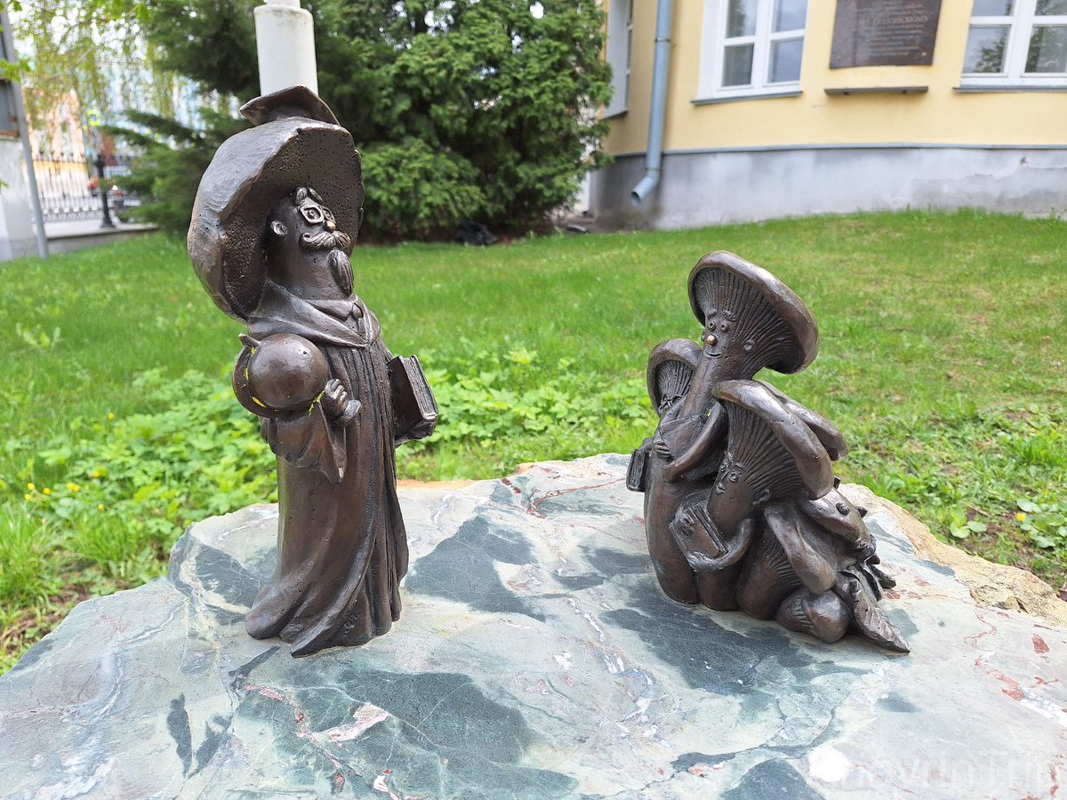 Гриб-профессор учит студентов (сквер на улице Ленина у Политеха).