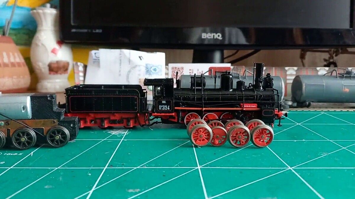 Запчасти для переделки: сам паровоз, колпары, ходовая часть тенедера.