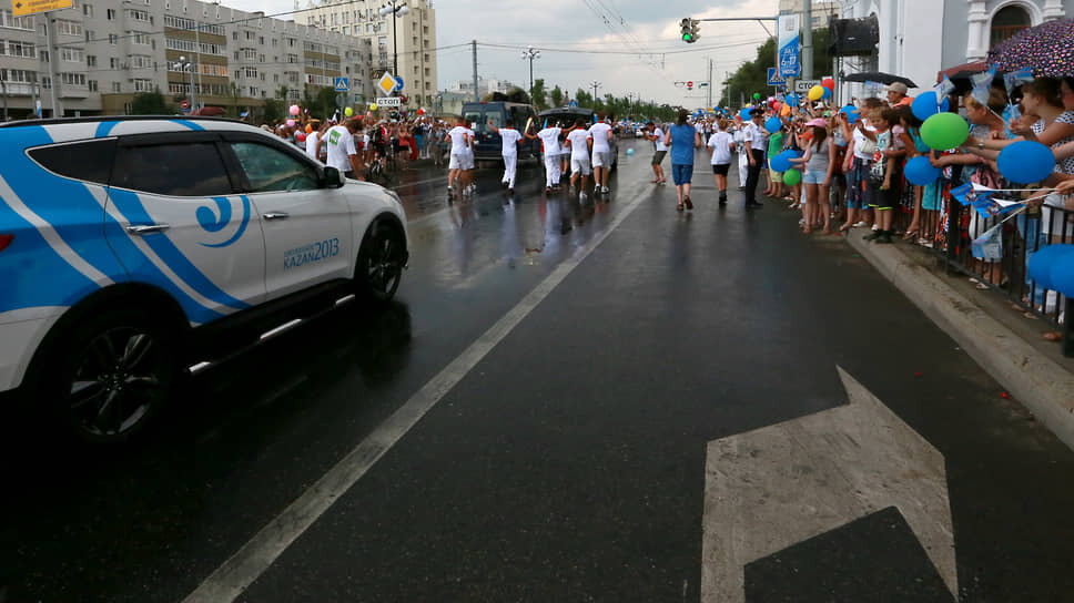 Эстафету по легкой атлетике из центра Казани перенесли в Дербышки.📷Фото: Михаил Соколов / Коммерсантъ