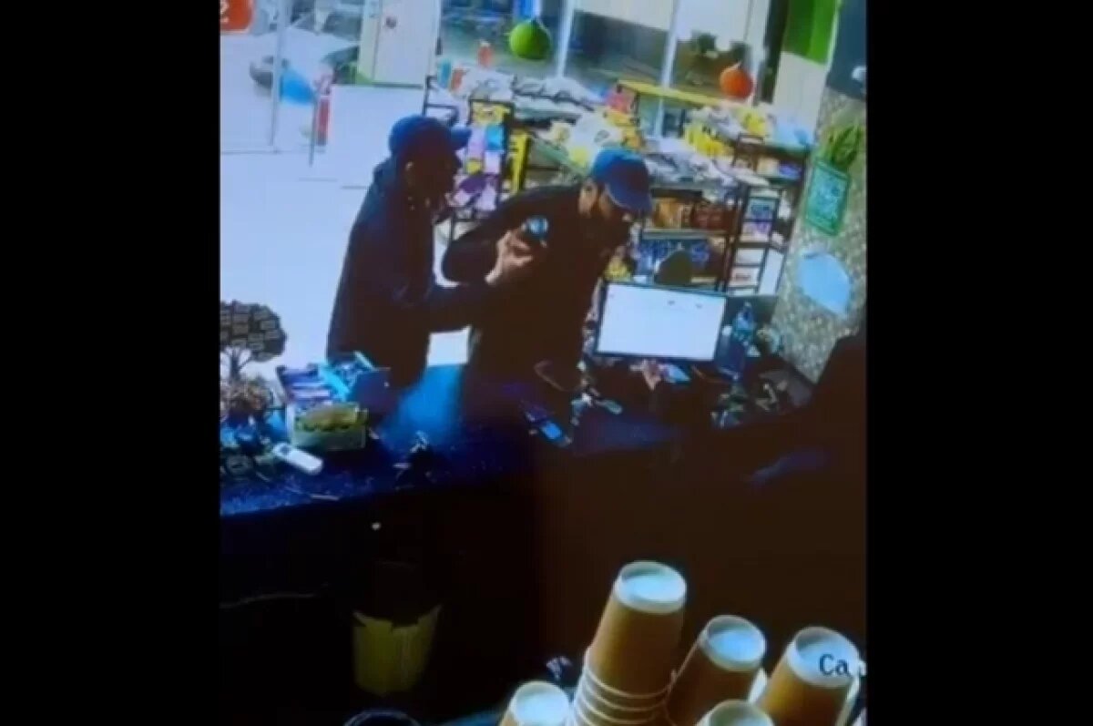    Пьяный покупатель жестоко избил сотрудницу заправки в Дагестане