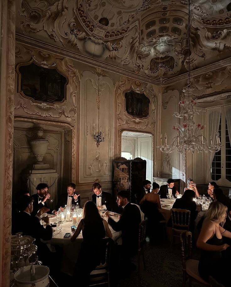 Ресторан — это как театр. Наша задача — ослепить, поразить, развлечь вас... ничем не выдав, какая за кулисами творится Хиросима.